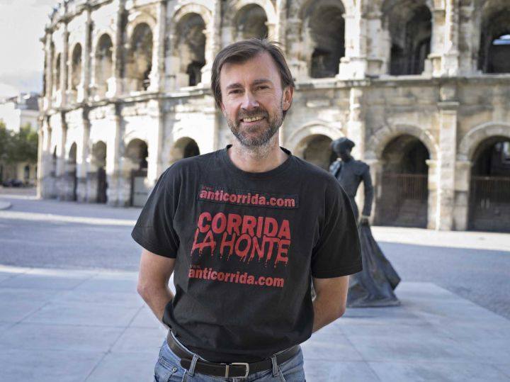 Jean-Pierre, devant les arènes